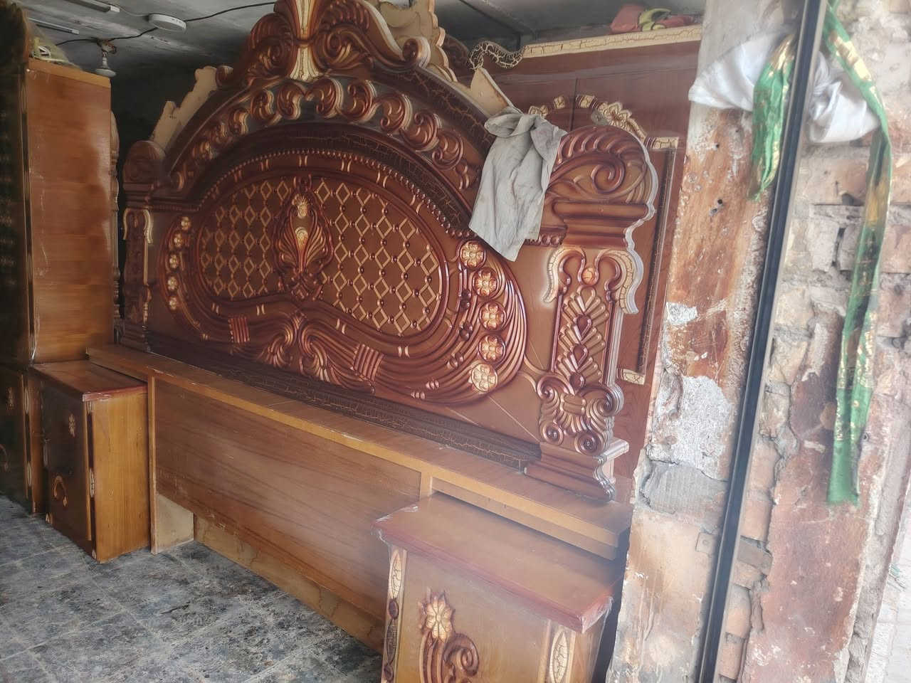 غرفه النوم للبيع بسعر مناسب ٦٠٠ وبيه مجال العنوان ناصريه مركز ***********
