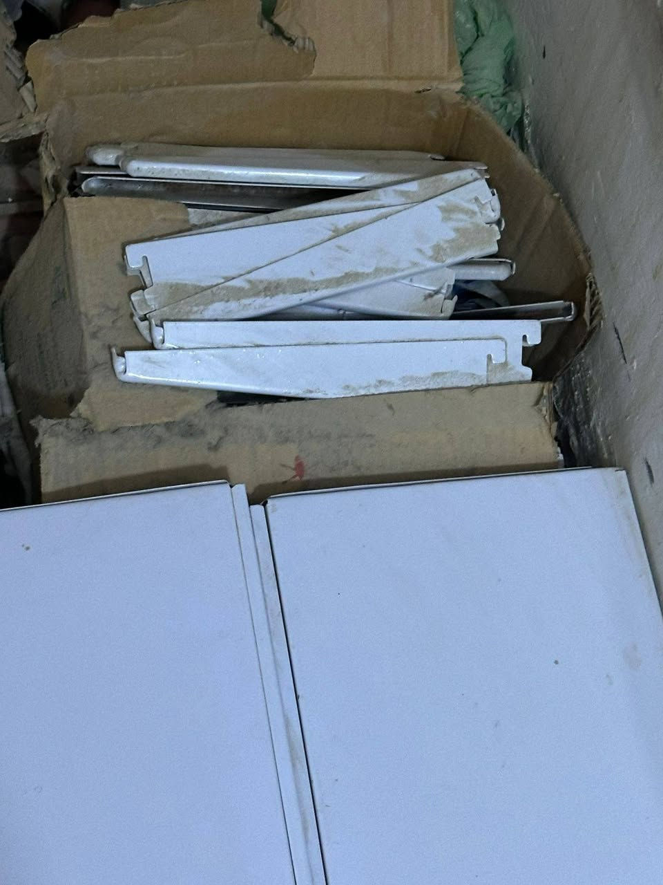 رفوف محلات و اسواق ويرهمن لكلشي كمية خير من الله تكفي لمحل كامل من السكف للكاع سعرهن النهائي مال بيع وبدون عملة رجائا ٢٥الف لان صاحبهن اشتراهن وحتى ملحك يستخدمهن بعدهن جدد للاستفسار اكثر *********** مكاني بغداد الراشدية بغداد, العراق
