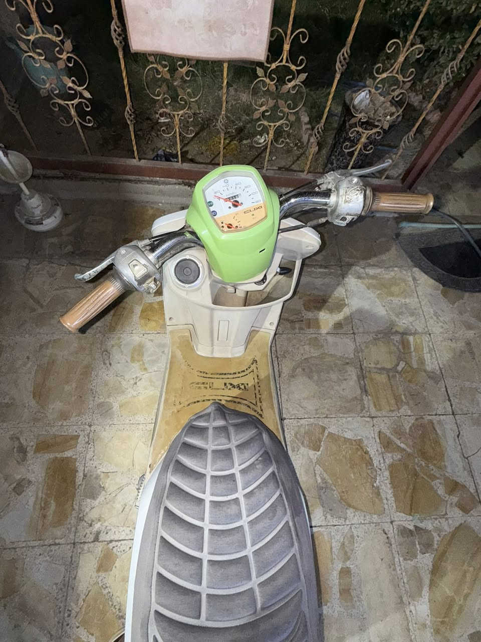 السلام عليكم بوليس لون تفاحي داخل كريمي (مميز) رمبه كفاله مكينه وكفرات مختمها ختم واحد  بيها شخط من الجانب موضح بالصورة الدراجة خير من الله أورقها كامله سعرها ١٥٠٠ وبيها مجال مكاني بغداد الطالبيه وهذا رقمي ***********
