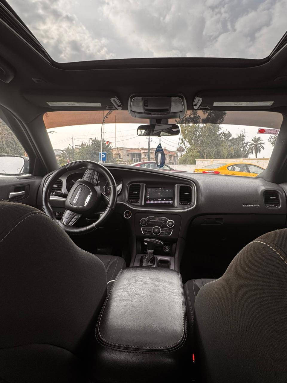 جارجر 2020 SXT سموك
سلايد فتخة فول مواصفات 6 سلندر بصمة 
 حادثه جاملغ وبنيد وبيه بالعراق شخط 
جاملغ خلفي وباب فقط صبغ بدون حادث 
سيارة جديدة ماشية 90KM  
جاهزه رقم بغداد بسمي
للاستفسار ***********
