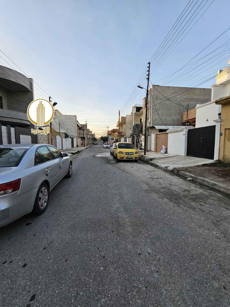 #مكتب_الاتحاد_للعقار 
 🏛⭐️دار للبيع او المعارضة ⭐️حي الصديق الثانية ⭐️🏛
⬅️️ مساحـة 200متر بحساب الارض 

⬅️️الواجهة 10متر

⬅️ الإتجاه قبلة 

⬅️شارع تبليط ١٢متر

⬅️طابقين ٤غرف 

⬅️الطابق الأرضي غرفتين نوم هول صحيات مطبخ مناور كراج إستقبال 

⬅️الطابق الثاني غرفتين نوم صحيات هول بيتونة

⬅️ تحويل مباشر او قرار التمليك 

⬅️٢٣٥مليون قابل للتفاوض 

تفاصيل اكثر يرجى مراجعة المكتب
_____________________________ 
         مكتب الاتحـــاد للعقار 
الفرع الاول : شارع المصارف الرئيسي 
الفرع الثاني: الصديق بداية سايدين البحرين 
           *********** 
                      🏛
           ***********
