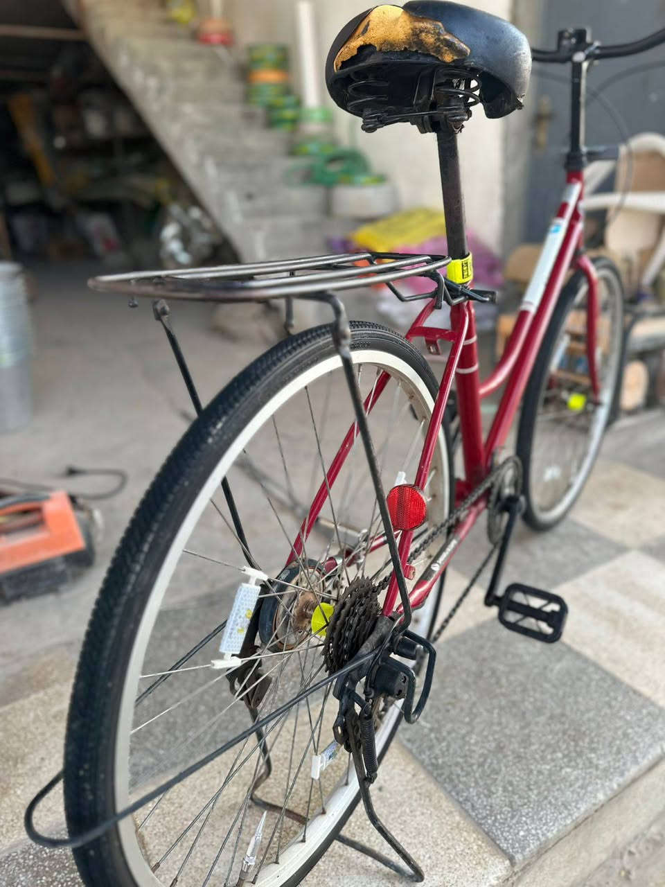 باسكي للبيع مقفول من عدش الخط مبدل شوب قدام بايسكل جديد موديل 13 حجم 26 خابرني واتساب 

‏‪0775 916 6534‬‏
