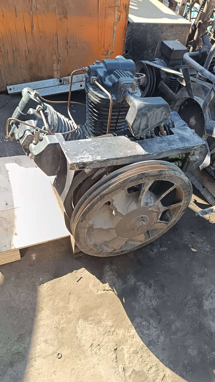 السلام عليكم ظاغطه هواء كبيره جدا انكر صول تنشد عله خزان ١٠٠٠ ٢٠٠٠ لتر يشغلها ماطور ٢٠ حصان للاتصال *********** العنوان بغداد باب الشيخ كراج الحرباوي محلات النور
