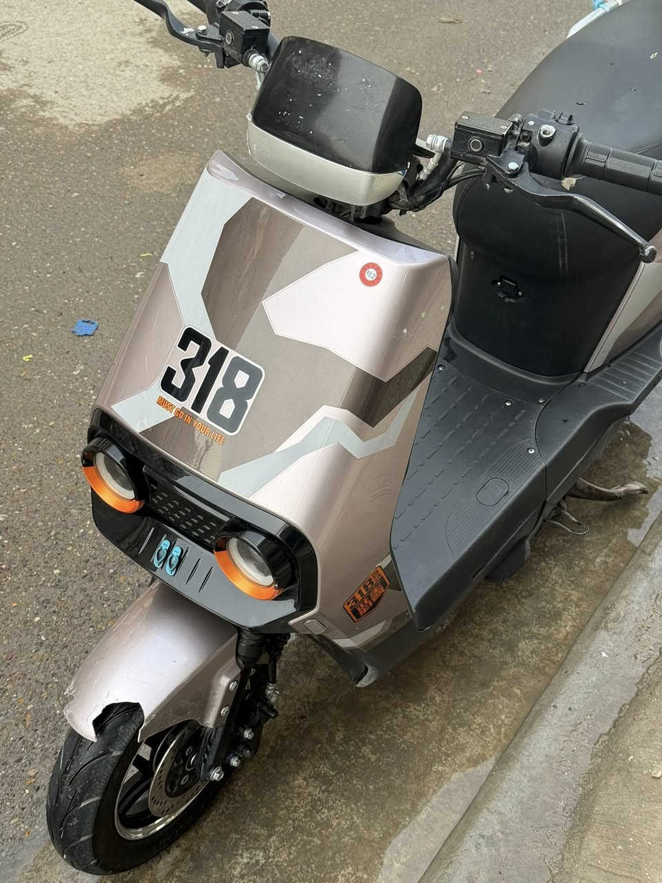 السلام عليكم داجه شحن للبيع الدرجه جديده مديل 2025بطاريات عدد سته جدد الدراجه بس الجامل الأمامي مكسور مثلًما موضح بل صوره والباقي مكفوله العنوان الغدير قرب مدرسه المعاليً العسير 650 وبيها مجال بسيط ***********
