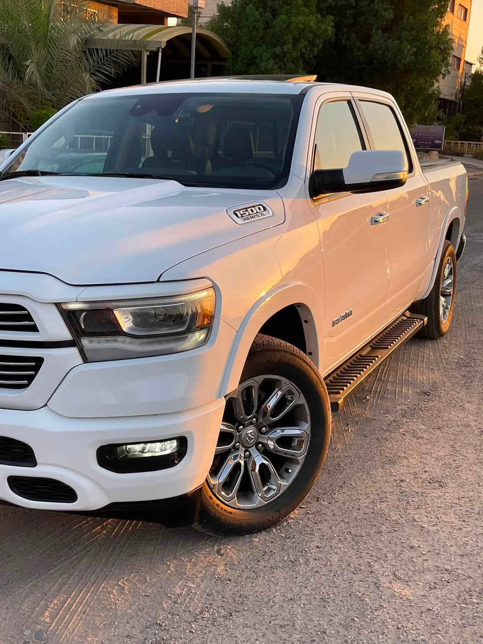🔥 RAM 1500 LARAMIE 2021 (HEMI V8) - - فول مواصفات 🔥
بجم كبس
***********
ضرر السيارة بدون صبغ جاملغ خلفي جهة السكن وبابتين مبدلات نفس لون بدون ايبارك بدون داخل بدون شواصي 

✅ محرك HEMI V8 (8 سلندر)
✅ دفع رباعي 4×4
✅ بانوراما
✅ باب البدي قطعتين
✅ مقاعد جلد فاخرة
✅ شاشة تسلا
✅ Apple CarPlay & Android Auto
✅ نظام صوت Harman Kardon
✅ تبريد وتسخين للمقاعد الأمامية
✅ مقود مدفأ
✅ ذاكرة لمقعد السائق
✅ تشغيل عن بعد (Remote Start)
✅ دخول ذكي + تشغيل بصمة
✅ كاميرا خلفية مع حساسات أمامية وخلفية
✅ مراقبة النقطة العمياء
✅ مثبت سرعة
✅ نظام المحافظة على المسار
✅ فرملة طوارئ تلقائية
✅ شاحن لاسلكي
✅ تحكم (ستيرن)
✅ جامة خلفية كهرباء

وبيها بعد هواي مواصفات ما ذكرتهن 

مكان السيارة بغداد
