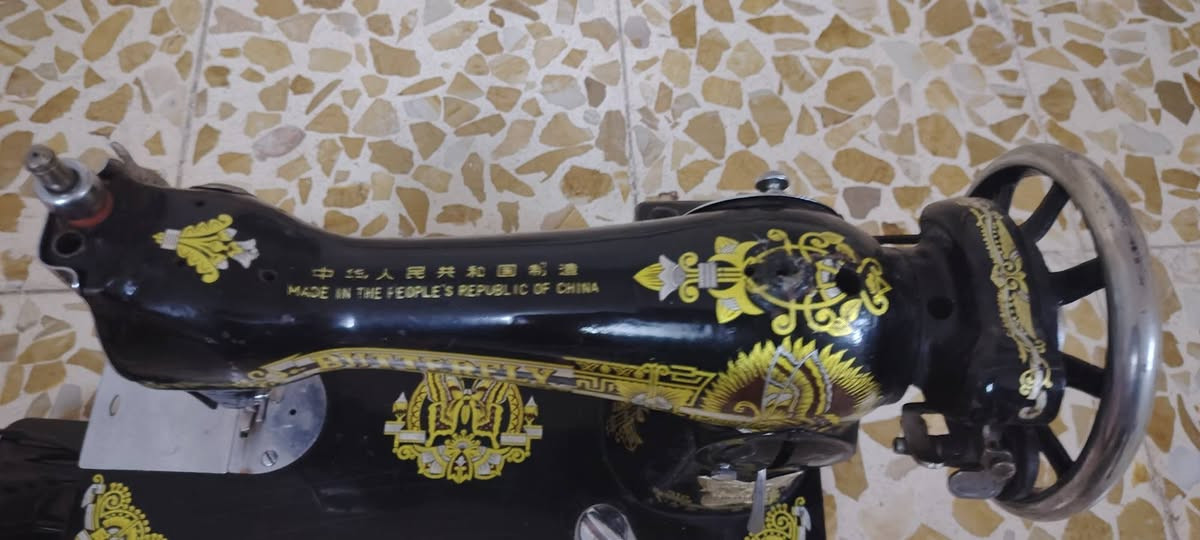 مكينه خياطه للبيع نوعيه قديمه شرط باب اول بس يحتاجله قاعده السعر 75 مكاني حي  الانتصار 
***********
