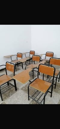 كراسي جامعية • مستعملة شهر واحد • خشب وحديد
