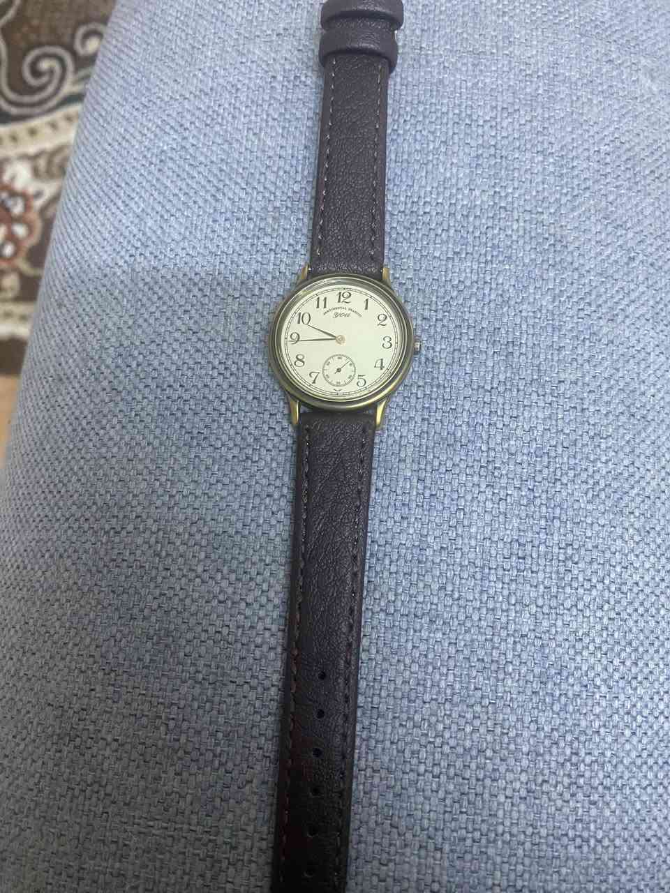 قطعة فنية نادرة - ساعة Sentimental Graffiti (ميكانيكية/تعبئة) ⌚️⚙️
لعشاق الساعات الكلاسيكية التي تنبض بالحياة، متوفرة الآن ساعة Sentimental Graffiti الأصلية بنظام حركة ميكانيكي (تعبئة يدوية/تيكويك)، وهي من الإصدارات اليابانية النادرة التي تجمع بين الأناقة والدقة.
المميزات الاستثنائية:
• نظام الحركة: ميكانيكي (تعبئة يدوية - تيكويك)، لا تحتاج إلى بطارية، مما يجعلها قطعة مستدامة وقيمة.
• المنشأ: صناعة يابانية أصلية (Japan Movt).
• التصميم: ميناء "فينتج" بلون كريمي فاخر مع عقرب ثوانٍ فرعي مستقل يعطي مظهراً كلاسيكياً جذاباً.
• الهيكل والحالة: إطار ذهبي معتق بحالة ممتازة، مع غطاء خلفي من الفولاذ المقاوم للصدأ.
• السوار: حزام جلد طبيعي بني (قياس 16) يضيف لمسة من الرقي.
الحالة: نظيفة جداً، تعمل بدقة.
للتواصل ***********
ماسنجر
