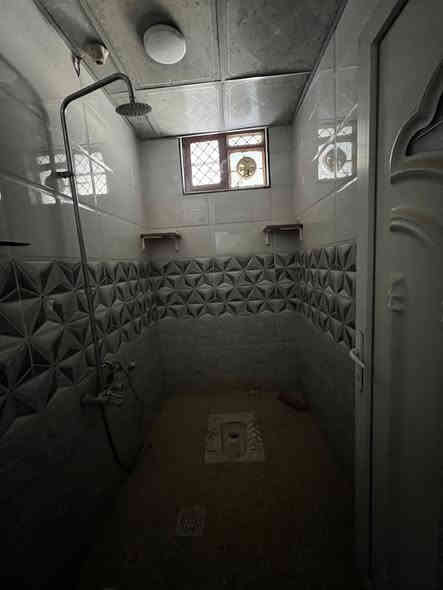 السلام عليكم بيت مساحه 85 متر الايجار غرفتين وصاله ومطابخ والكراج والسطح يجاره 350 ابو دشير شارع الضغط قرب حسينه الكلاظمين 
***********
