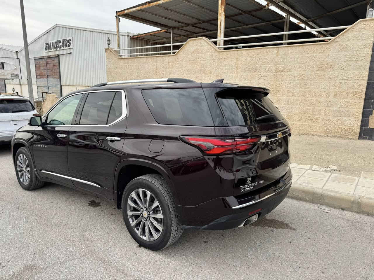 CHEVROLET TRAVERSE 2023
(PREMIER)
7 راكب 
حادث خلفي بسيط مصلح بارد
رقم بغداد باسمي تحويل مباشر
المسافة المقطوعة : 45000mi قابل لزياده
حجم المحرك :  3.6💪🏻
عدد الاسطوانات : 6  سلندر
اللون : كرزي 
الإضافات : 
تدفئة ستيرن 🔥
تدفئة كراسي خلفي اماني🔥
تبريد كراسي ❄️
كشافات امامية 
بصمة تشغيل 👉🏾
٣ صفوف مقاعد🛋️ 
هاند بريك بصمة ☝🏼
رادار أمامي 🚨 
ويل كب ١٨ 🛞
فرش جلد اسود 🪑
نظام مساعدة صوتي 
إضاءة LED💡
شاشة تحكم لمس📺
اندرويد اوتو🤖
ابل كار بلاي🍏
خرائط 🗺️🧭
دخول ذكي🚪
خمس كامرات 📷
والعديد من المواصفات الاخره
السعر وبي مجال بسيط  $29500
 | للتواصل واتساب |  
✅ 009647827778333


**إذا كنت صاحب هذا الإعلان وتريد حذفه لأي سبب، رجاءا أرسل رسالة إلى الدعم الفني**