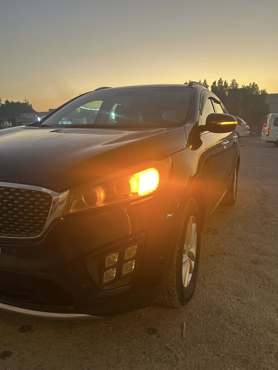 السلام عليكم لبيع كيا سورنتو وارد امريكي موديل 2016 حادث واضح كدامكم بنيد مصبوغ وجاملغ بارد 
مواصفات عادية تبريد قطعتين اشاير مرئي شاشه جبيره 3 وضعيات قياده 7 راكب مكينه كير بلاديات ممفتوحات محرك 6 سلندر غرفه شاده جديده 
ارضيه جلد مدوشمه مكاني بغداد حي النصر 
السعر 158 وبيها مجال رقم نكليزي بسمي 
***********
