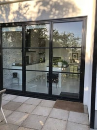 ✨ سحر النوافذ الكبيرة في تصميم البيوت ✨ النوافذ مو مجرد فتحات بالجدار…...