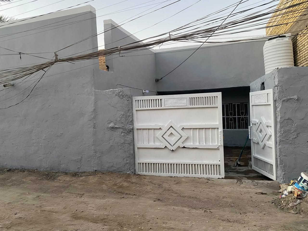 بيت طابو صرف بناء قديم جاهز من كلشي صالح للسكن بيه مطور وكيزر وتانكي ومولده وطنيه مكانه نادر الثالثه خلف المستوصف بالنهايه مساحته 103مماخذين عليه اي قرض سعره 38وبيه مجال للعلم تكدر تاخذ عليه قرض ***********
