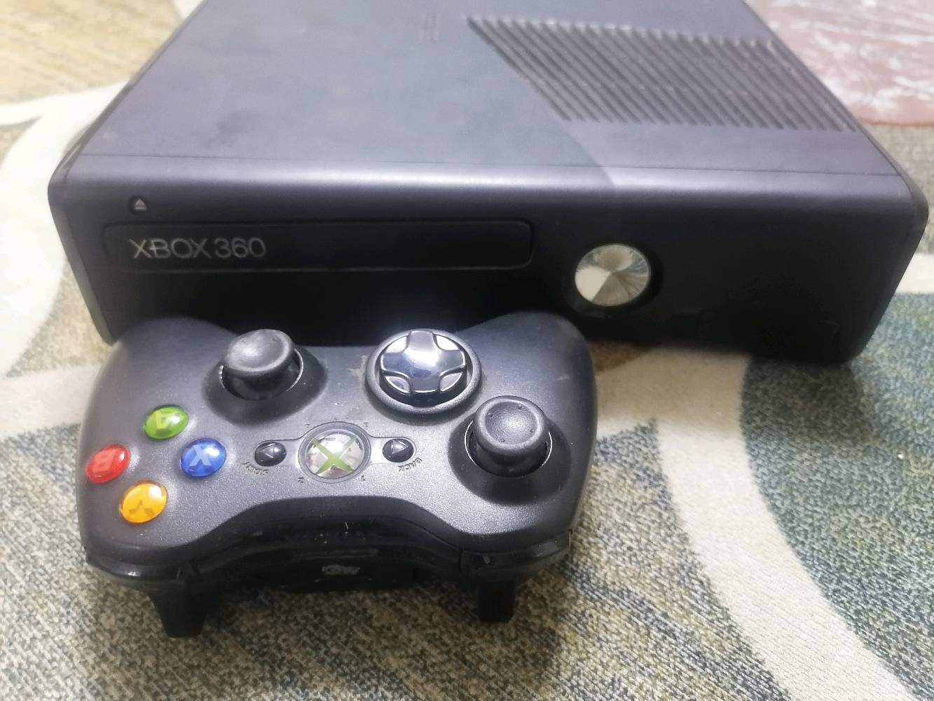 سلام عليكم ورحمة الله وبركاته.. XBOX360   الاصلي يحتوي على تخزين اكثر من ٢٥ لعبة + ثلاث جوستك اثنين سلكي واحد لا سلكي.. ويمكنك ربطه على الانترنت والتحديث وتنزيل الالعاب..
حبيبي شنو الموديل بالضبط؟ هل هو Xbox 360 S لو E وكم سعة التخزين بيه (مثلاً 250GB أو 500GB)؟: 
***********