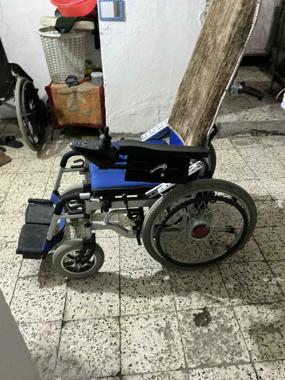 السلام عليكم كرسي كهرباىي مستعمل قليل وبحاله جيد جداّ السعر ٣٠٠ المكان بغداد الجديده هاتف *********** بي وتساب
