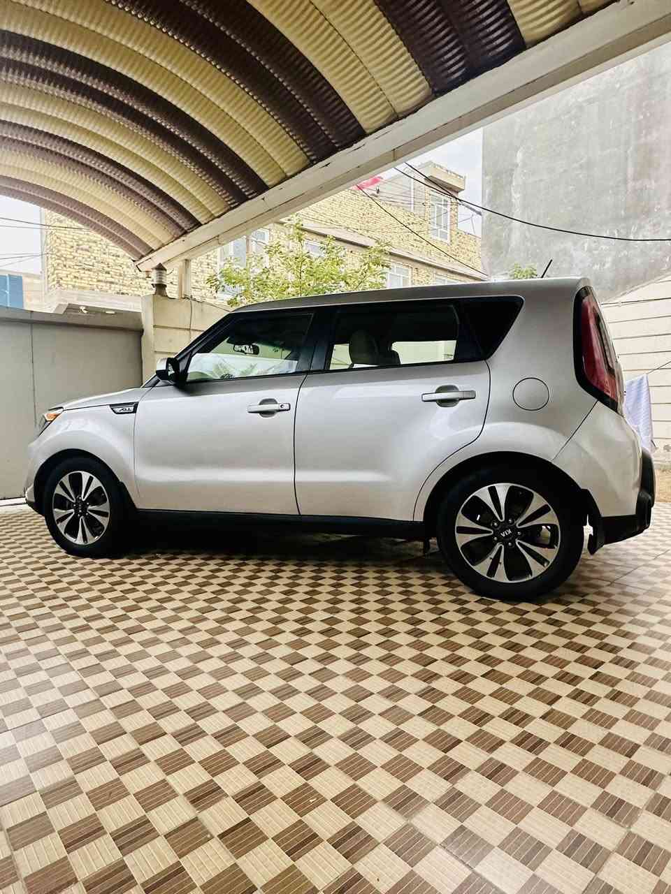 السلام عليكم
كيا صول 2015 وارد امريكي حادثه بنيد من امريكا
بدون دواخل لا شاصي ولا لغد 
وهنا بالعراق صار بيه صبغ قطع (ابيع حزام)
مكينه 2000 رقم بابل الجديد
تخم تاير حداديه جاهزه
ماشيه 120 ميل 
السعر 97 وبيه مجال قليل 
مكان السياره الحله/مركز المدينه
***********
