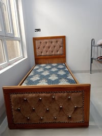 تخت نفر واحد عدد 2 مستعمل بس  نظيف للتواصل على الرقم 07740942658