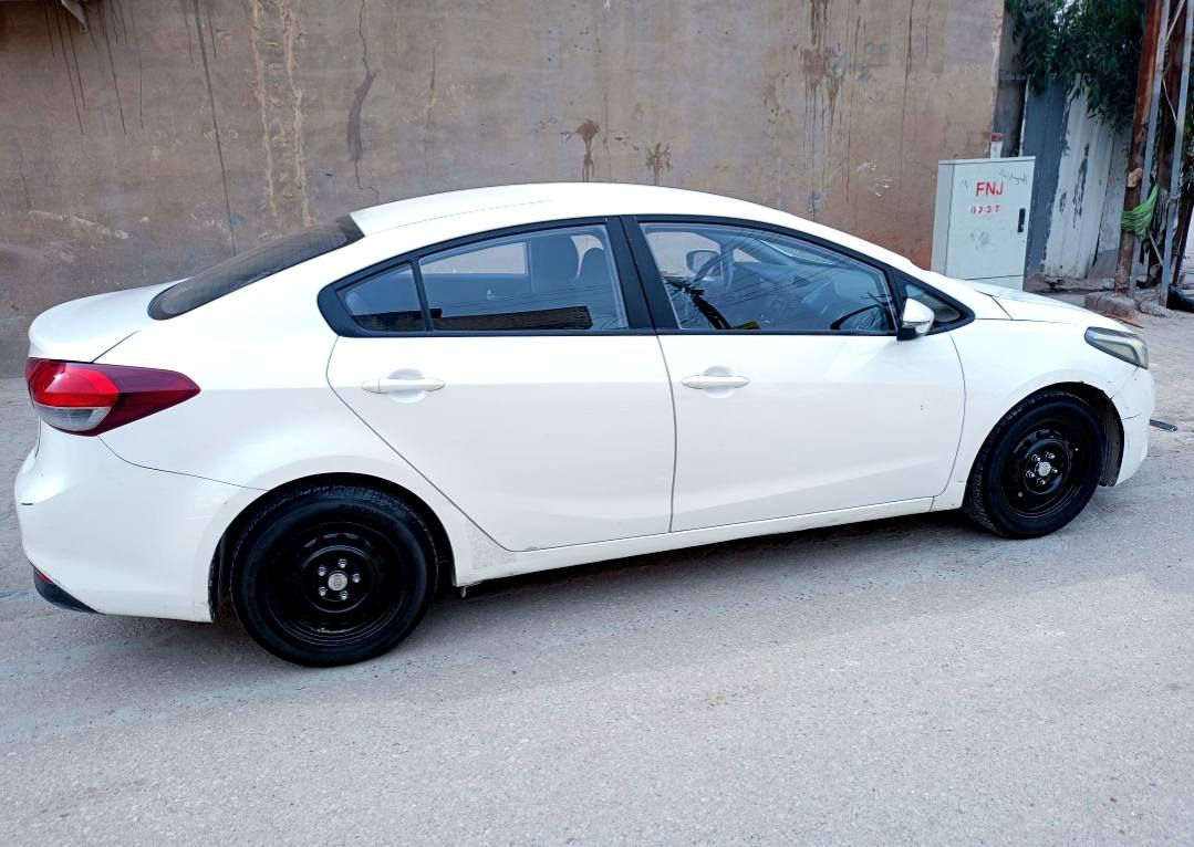 سلام عليكم من رخصة الادمن: للبيع كيا سيراتو خليجي موديل 2017
مكفولة كفالة عامة ما عدا بارد بالجاملغ الايمن مقدار اربع اصابع فقط. 

المواصفات كاملة – السيارة نظيفة جداً
مكينة وگير وشاصي بحالة ممتازة
بارد حار شغال 100%

- استخدام شخصي ومحافظة عليها. 

- السياره مكانها بالنجف ومطلوبه غرامات مرور بالنجف 800 الف تنزل من سعرها. 

(رقمها شمالي سنويه صاقطه) 

- السعر $128 وبيها مجال. 

للإستفسار الاتصال على الرقم: 
*********** وبي واتساب.
