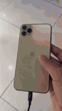 11 برو ماكس ذاكرة 512  بطارية 72  شاشة مكسورة. بس اللمس شغال وممأثر اب...