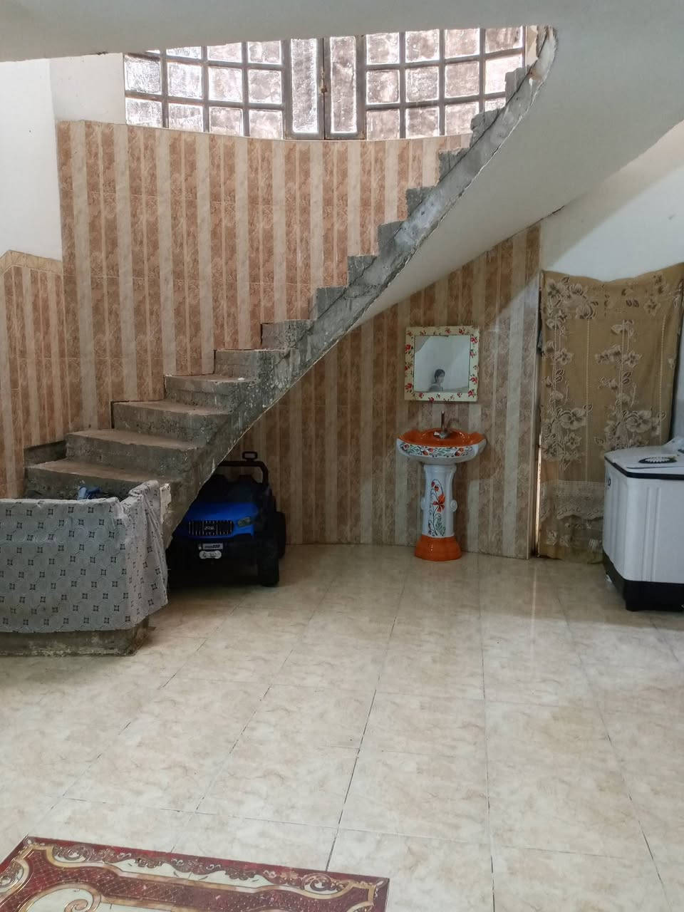 السلام عليكم
بيت للبيع 6كيلو مقابيل زنبيل ماركت المساحه 200متر
يتكون من غرف نوم عدد2وصاله ومطبخ واستقبال وصحيات داخليه وخارجيه 
السعر 100مليون 
رقم تلفون ***********
