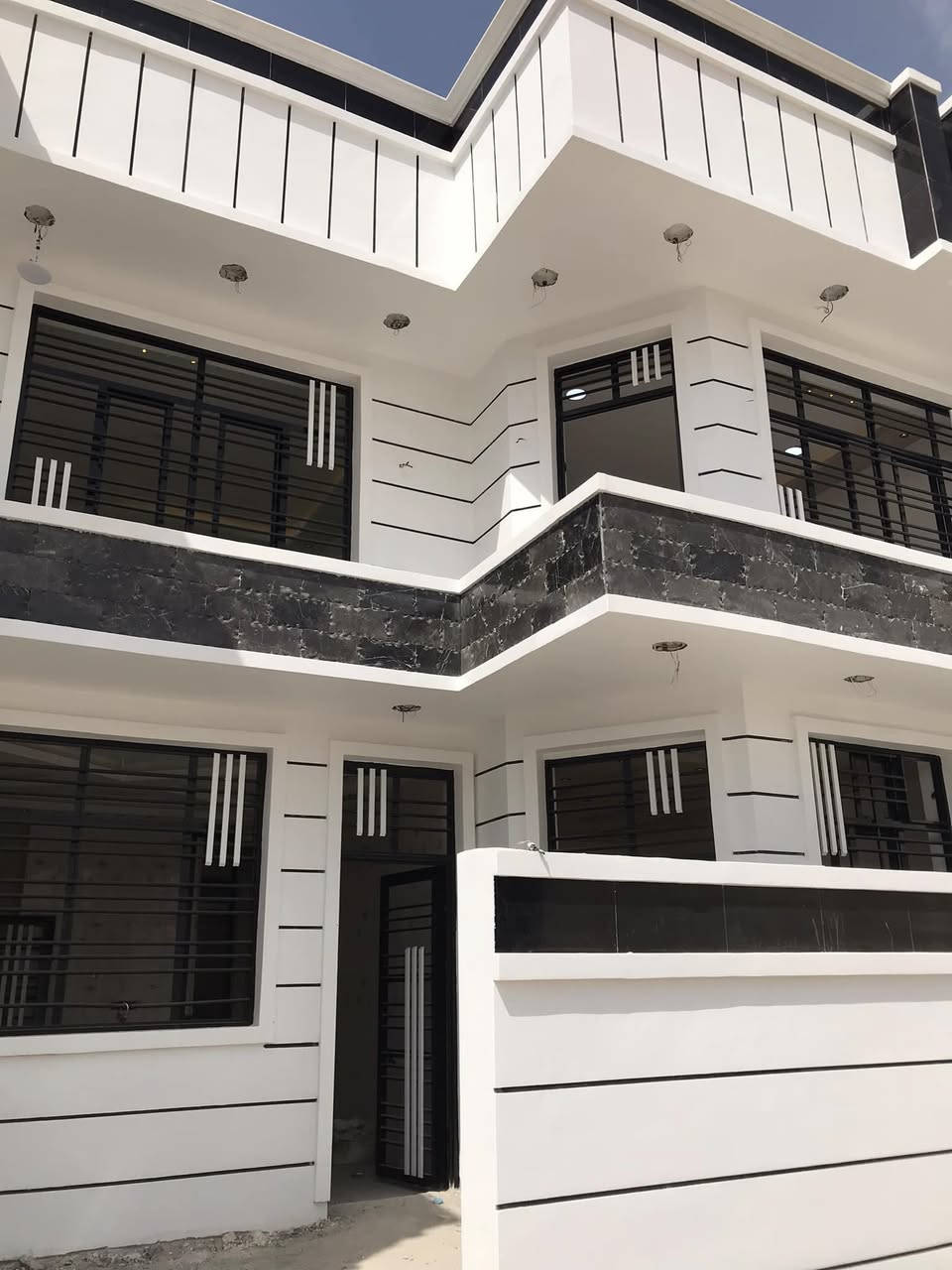 السلام عليكم 
من رخصة الادمن 
صبغ اردني المتر الفين ونص الواجهه 
للاستفسار ***********
