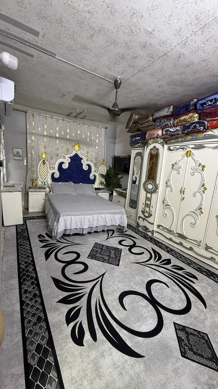 دار للبيع نهاية حي العامل حي الامير قرب المستوصف 
٢٠٠متر واجهة ١٠م ونزال ٢٠م طابو صرف طابقين 
الطابق الاول استقبال كبير مع صالة كبيرة وغرفة منام كبيرة ومطبخ كبير وكراج سيارتين وصحيات داخلية وخارجية ومناور عدد اثنين
الطابق الثاني غرفتين نوم كبيرات نظام سويتات مع صالة كبيرة جداً تصير غرفتين بعد مع سطح
للاستفسار
***********وتساب 
***********
ارقام الموبايلات لصاحب الدار شخصياً
