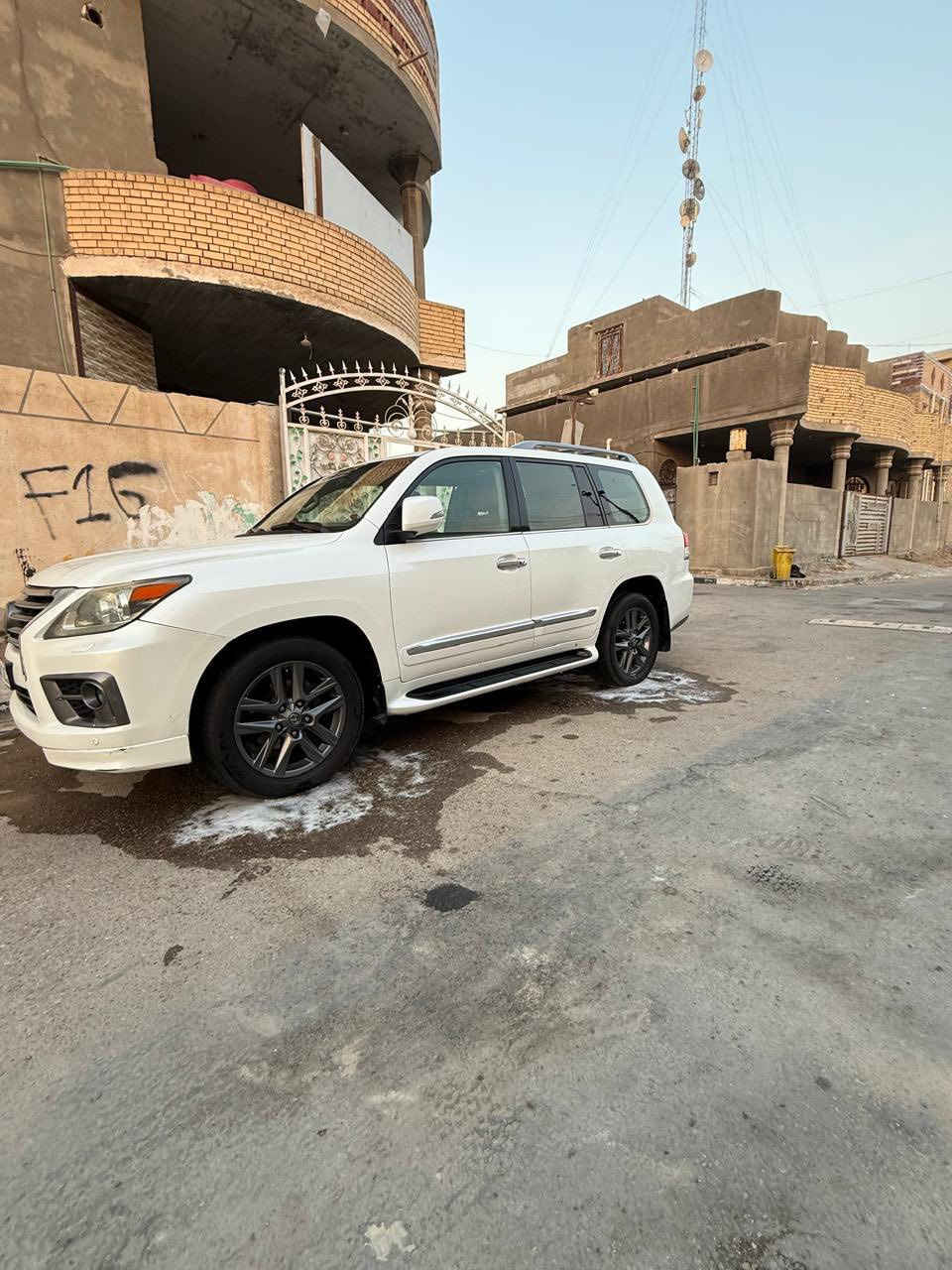 سلام عليكم لكزز لبيع داخل ماروني مايحتاج نذكر لموصفات معروفه موديل 2013باسمي  لشراي يتصل واني با خدمه *********** مكان لسياره البصره
