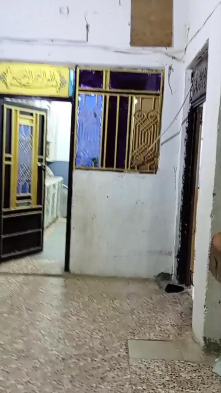 بيت معروض للبيع مساحة ١٣٠ العنوان المجر الكبير حي الحسن العسكري قريب على ملعب الشرطه ***********

