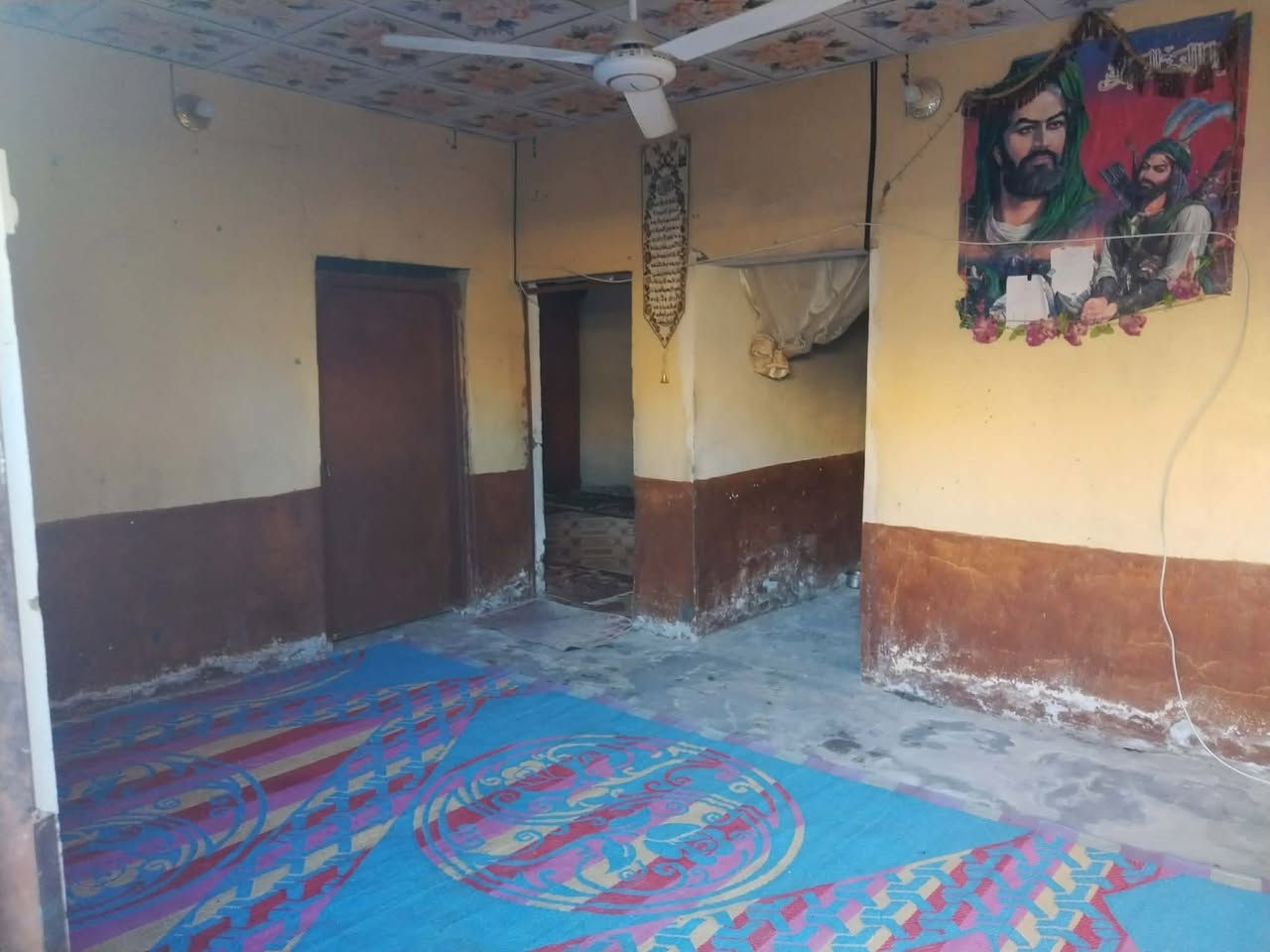 سلام عليكم 
بيت للبيع زراعي حي الملايين
قريب لطابو سايدين حي الشرطه 
مساحة(200م)
يحتوي على غرفتين وصاله ومطبخ وصحيات 
للاستفسار/ مراجعة مكتب عقارات الفنار مجاور مستشفى الخضر العام (***********)
