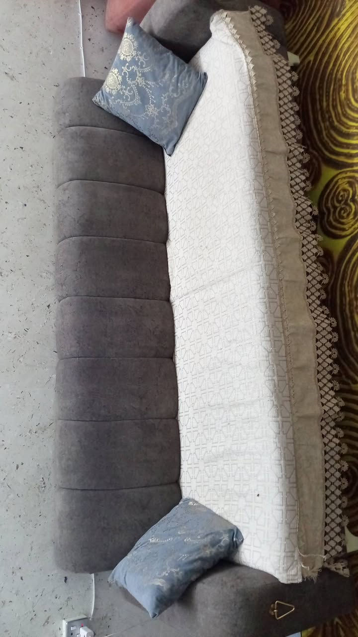 للبيع تخم 10مقعد جديد وتكمه وثكيل لا دايس ولا مشكوك ولا اي شي بعده عله وضعه حيل نضيف مكان بغداد البياع الشهداء ***********
