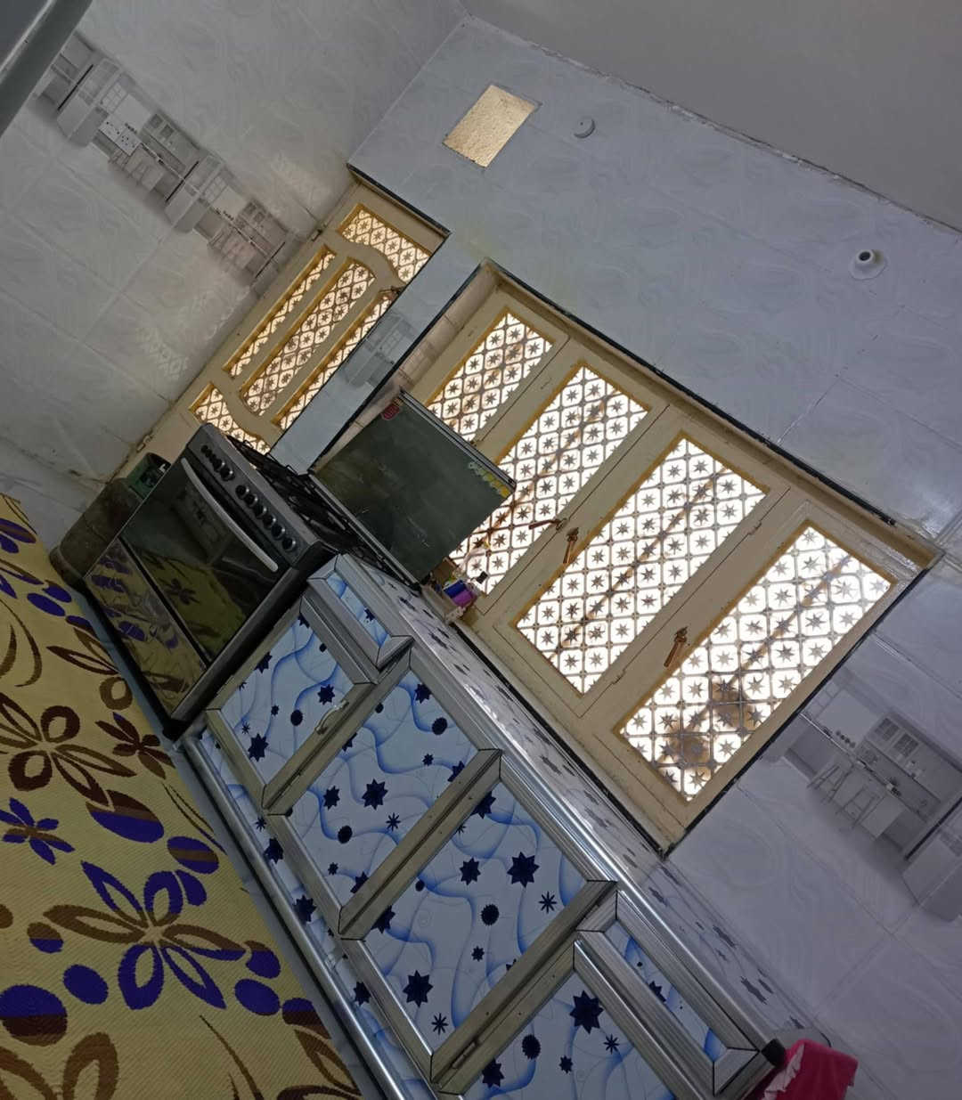 السلام عليكم بيت للبيع المساحه 200م
حي الحوراء شارع المنتزه قريب مدرسة عمود الدين 
يتكون من استقبال +صاله +غرف نوم 2
منور2+مطبخ+كراج اللاستفسار اتصال(***********)
