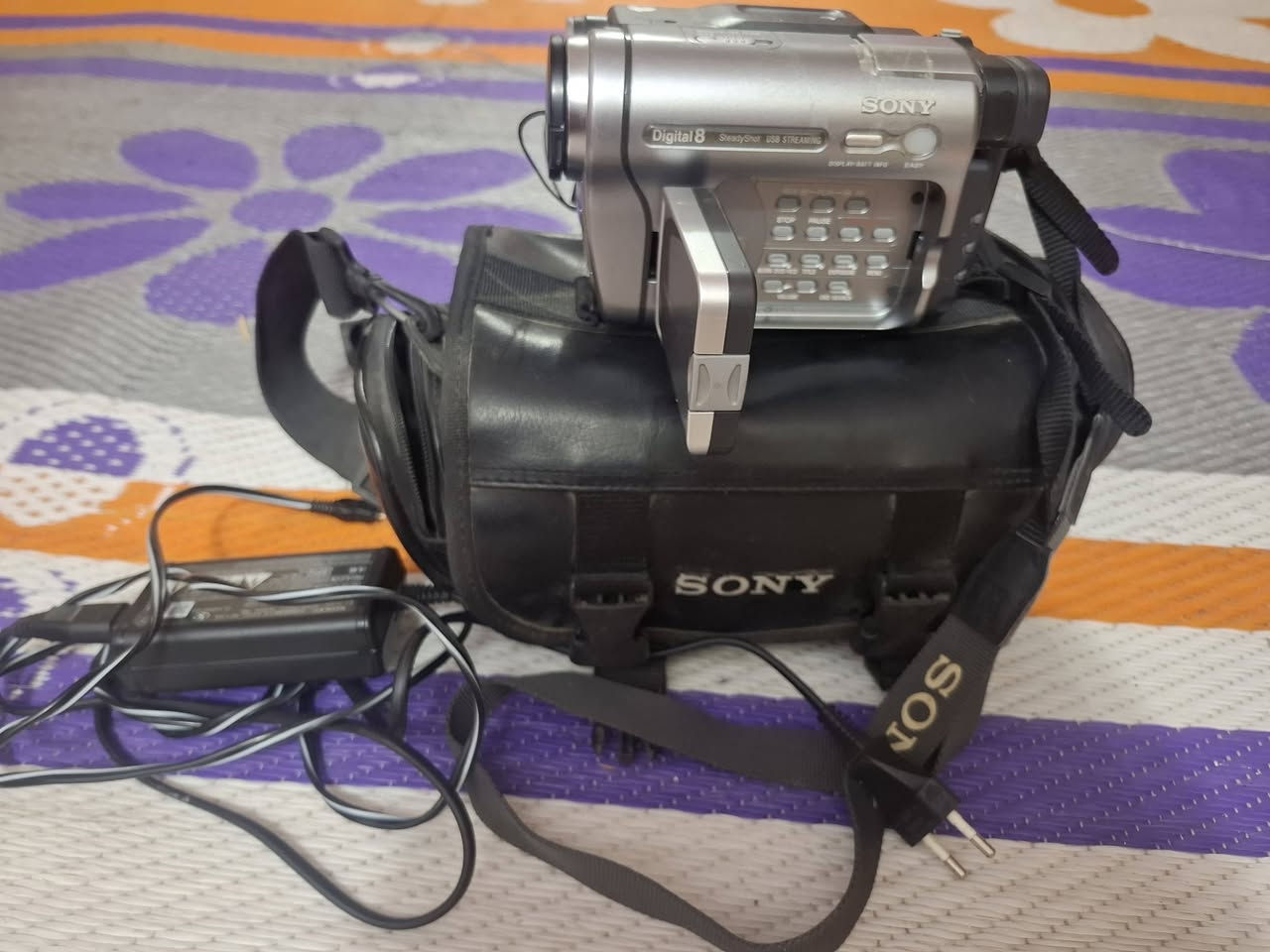 كامره SONY كاسيت 8 ملم شغاله شرط الضمان والفحص ملحقاتة كله موجودة سعره [125] يوجد توصيل اتصال ***********
