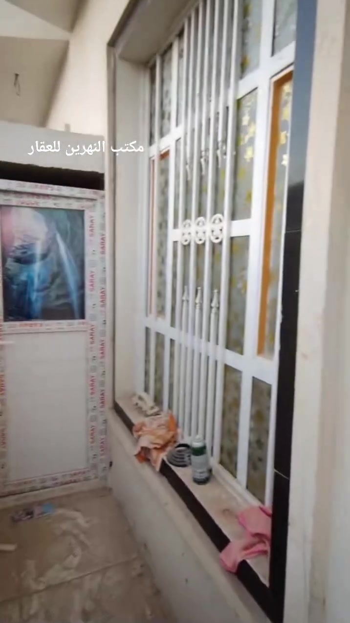 سلام عليكم خوان بيت مساحه 62 ونص ثلاث طوابق أربعة غرف نوم مطبخ استقبال صحيات مفولل درجه أوله بناه جديد ستفسار اتصال عله هذا الرقم ***********
