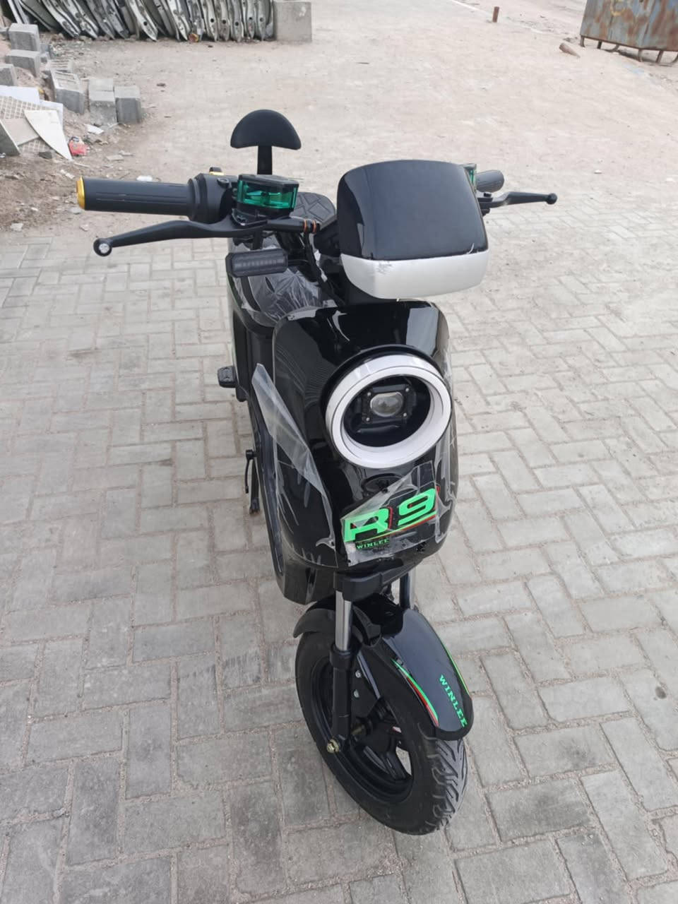 السلام عليكم
ار 9 مديل 26 الحديث لون اسود
6بطاريات مزوده حجم كبير 32امبير وينلي  الاصلي ام الختم شاحنه الاصليه وياها بالكارتون وياها سويجين وبصمه وكارتين  وكفات ومرايات 
4 نمر سرعه 109سرعه حقيقيه 70
دبل اشاره اشاره يمنه ويسره وهورن وبلوتوث لايت عالي وناصي 
دراجه جديده مال وكيل بعدها بالزكات الشركه مستخدمه 8 ايام  فقط ماشيه 70كيلو فقط  وصل شراء موجود ماخذها ب 620 لان زودتها بطاريه تقطع مسافات بعيده 
السعر 550 وبيها مجال قليل حك الجيه 
واتساب ***********
عنوان بصره حيانيه اول لاين
