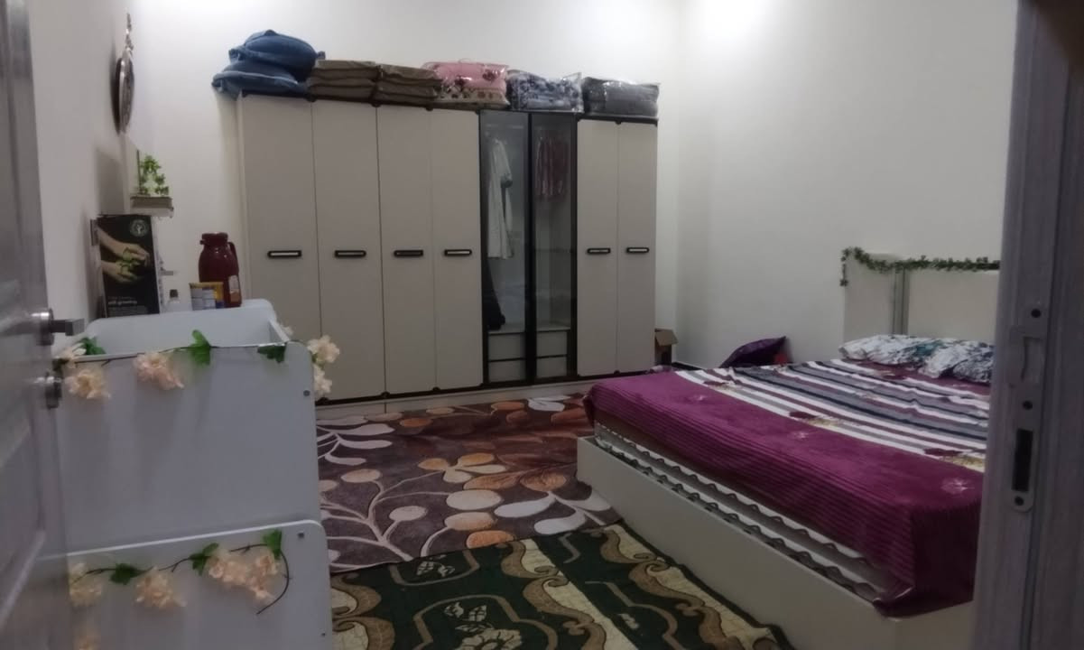 بسم الله الرحمن الرحيم السلام عليكم بيت للبيع بحي الامين الاولى قرب بنزين خانت الشموس مساحه الدار 350 متر مربع يحتوي على غرفتي النوم 5:30 مربع الصاله 13 6:30 استقبال 10 الطول العرض اربعه ونص المدخل 145 متر***********
