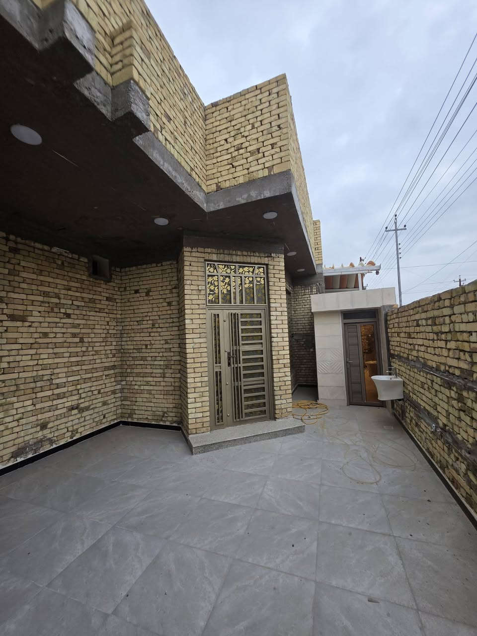 الدار للبيع المساحة 200 متر علة شارع 15 منطقة العرضات الاستفسار على الرقم (***********)
