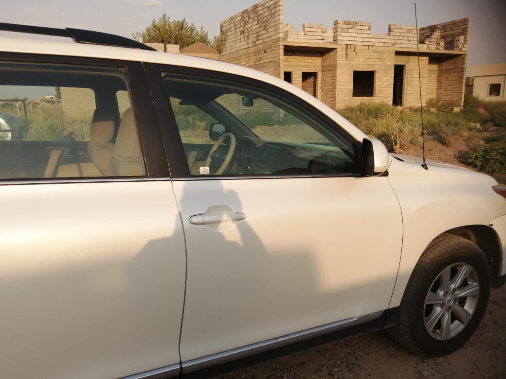 السلام عليكم
هايلندر 2012 وارد امريكي 
سياره نضيفه كير محرك مكفولات 
-7 راكب
-تبريد تدفئه فول
-مكينه 3500 v6
-السيارة كلين فقط خدش
-السعر 200 وبيها مجال 
-الاستفسار ***********
***********
