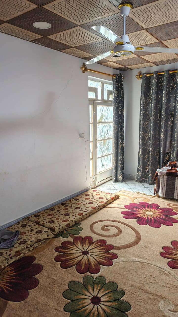 بيت ١٠٠م مربعة البراكية شارع المطار القديم قرب مدرسة الجنائن قريب على الشارع البيت بناء بلوك أساس صب سقف عكادة يحتوي على ثنين حمامات و٢ مشكوفة وصالة وغرفة واستقبال ومطبخ وطارمة البيت صابغينة جديد قبل فترة سعر 28 وبي مجال للشراي طابو زراعي سند 25 هذا رقمي *********** النجف, العراق
