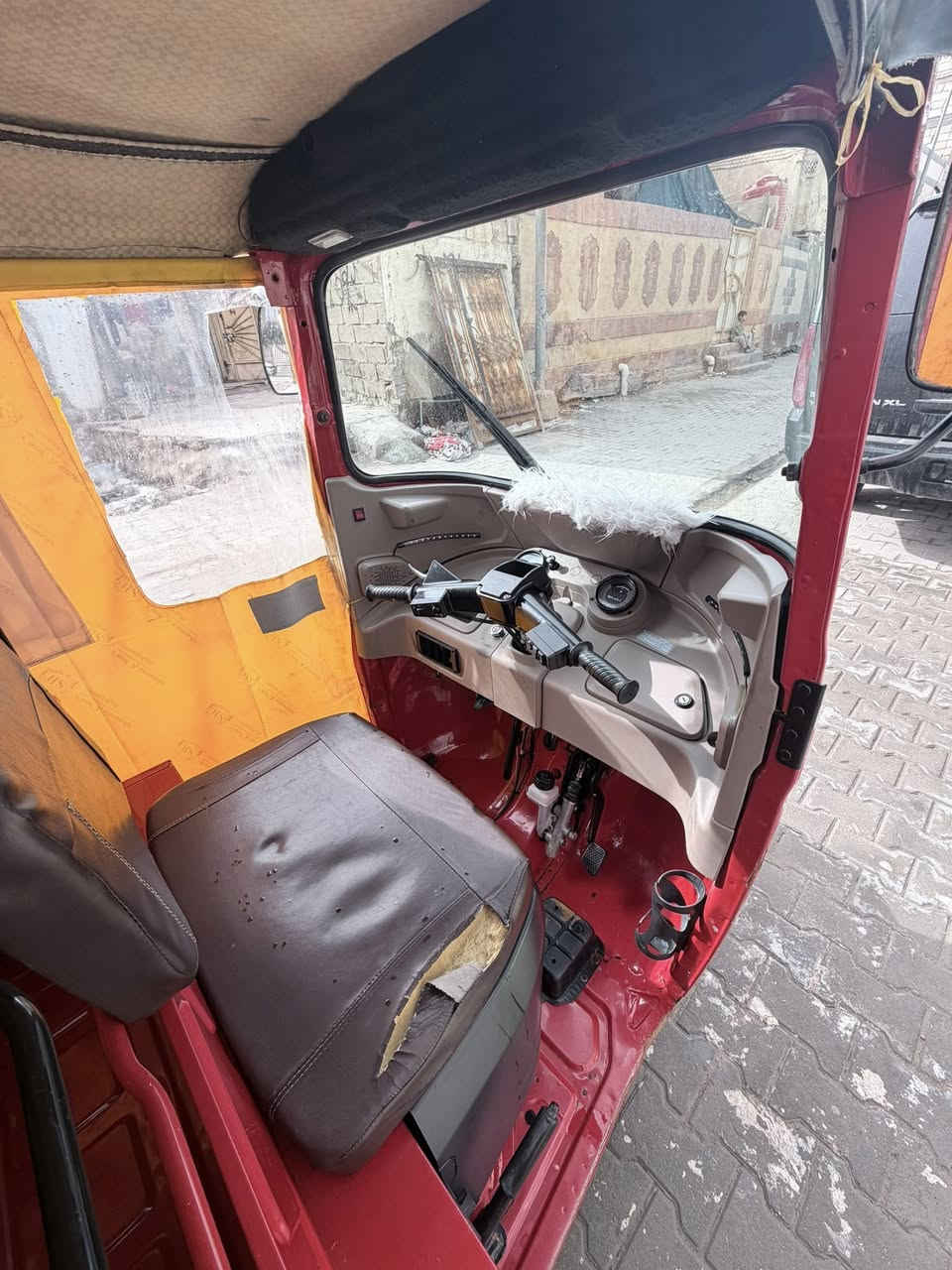 السلام عليكم تكتك باجاج 2023 شهر11
السعر 8 ملاين وبيها مجال التكتك اوراق 
المكان البصره التنومه 
الرقم ***********
