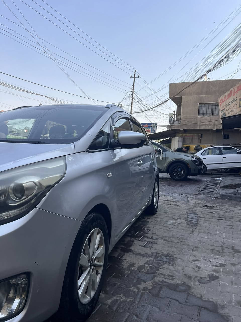 السلام عليكم 
كيا كارنز موديل 2014 خليجي بدون حادث 
ماشيه 121مواصفات عاديه مكينه وتبريد وصدر مكفولات 
محرك 2000 دوش 7 راكب مكاني بغداد القاهرة السعر 135 ورقه وبيه مجال للاستفسار ***********/*********** ملاحضه ( قماره وبنيد بيهن جراد ) تحياتي ..
