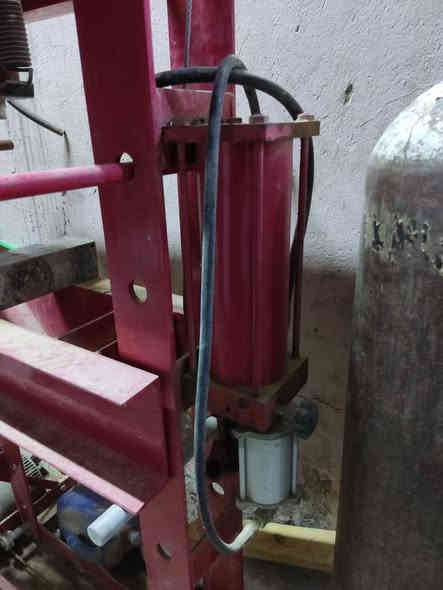 بريس للبيع حاله جيده ما مستخدم نضام العمل (دهن و هواء)
الرقم ***********
