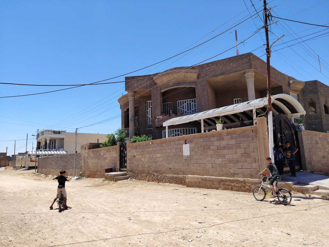 دار للبيع في حديثة حي المعلمين قرب مسجد المدينة المنورة مجمع الدوائر الحكومية ركن على شارعين
مساحة/٤٥٠ متر
الدار بناء حديث
يتكون الدار من :
الطابق الاول
مطبخ حار وبارد+مخزن
غرفتين نوم
وديوان
وهول
وصاله
وصحيات داخليه و خارجية
الطابق الثاني:
غرف نوم العدد ٣
وصحيات
ومخزن كبير
كل الدار مطبك سيراميك للاستفسار الاتصال على الرقم ***********
دار للبيع في حديثة حي المعلمين قرب مسجد المدينة المنورة مجمع الدوائر الحكومية ركن على شارعين
