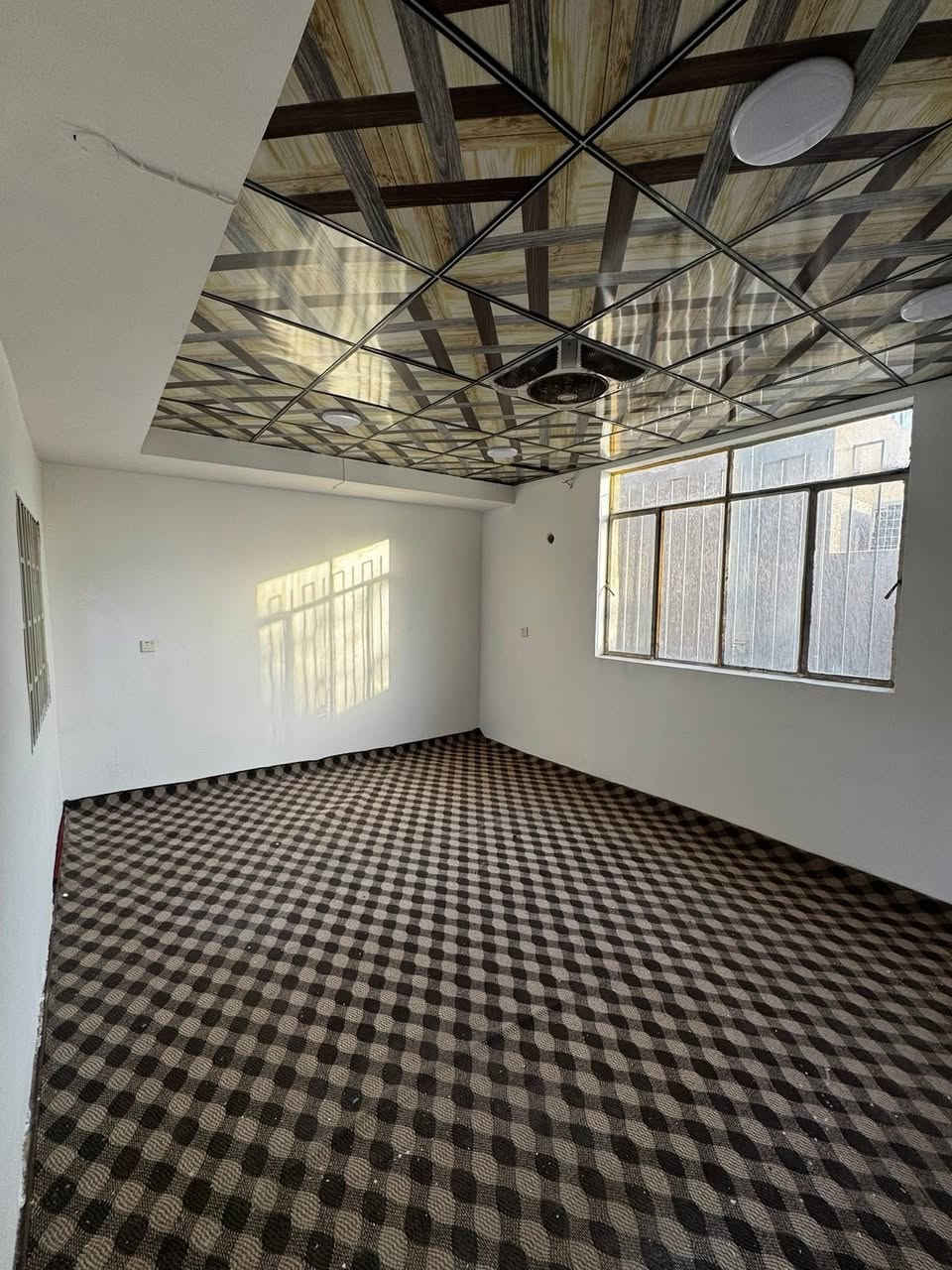🏡  لـلايـجـار دور فـي الـكـرادة 

📍الـعـنـوان : الكرادة داخل قرب شارع العطار

▪️الـمـسـاحـة الـعـقـار الـواحـد : - 100 متر 

يحتوي كل عقار على 3 غرف وصالة و صحيات و كراج و مخزن 
 
للاستفسار والاتصال
***********
نستقبل كافة العروض السكنية والتجارية
