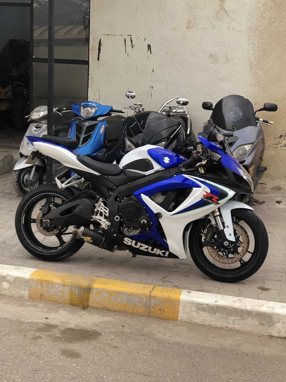 جكسر ستوك موديل 2007  محرك 600  دراجه كفاله عامه. من اتاير لتياير. كلها علا وضع شركه ماشيه ٢٣ الف دراجه.  رقم.  بصرة. عواني بصرة المو شراي لا يتعبني ول ما يعرف بيهن لا يضل يسل. ولحد يطبالي يكلي شبيها ما بيها. دراجه جديده ومكفوله  سعرها 55  ورقه. *********** واتساب فقط
