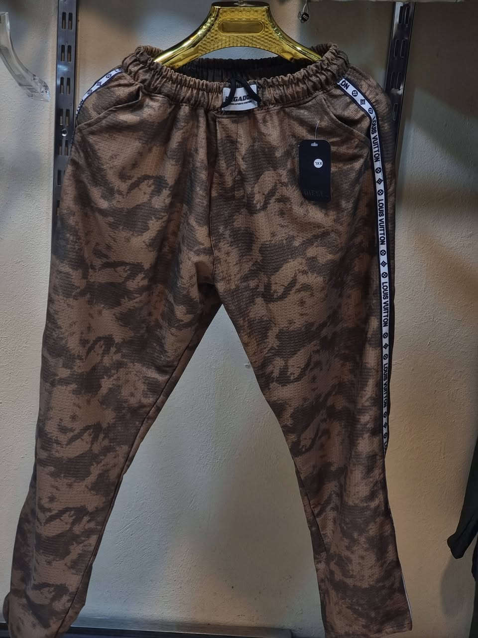 بجامه رجالي خامه ممتازه ب 5بس 🔥                 العنوان: – بلدروز – شارع المسعودية – مقابل معهد التراث
📞 رقم الموبايل: ***********     متوفر توصيل
