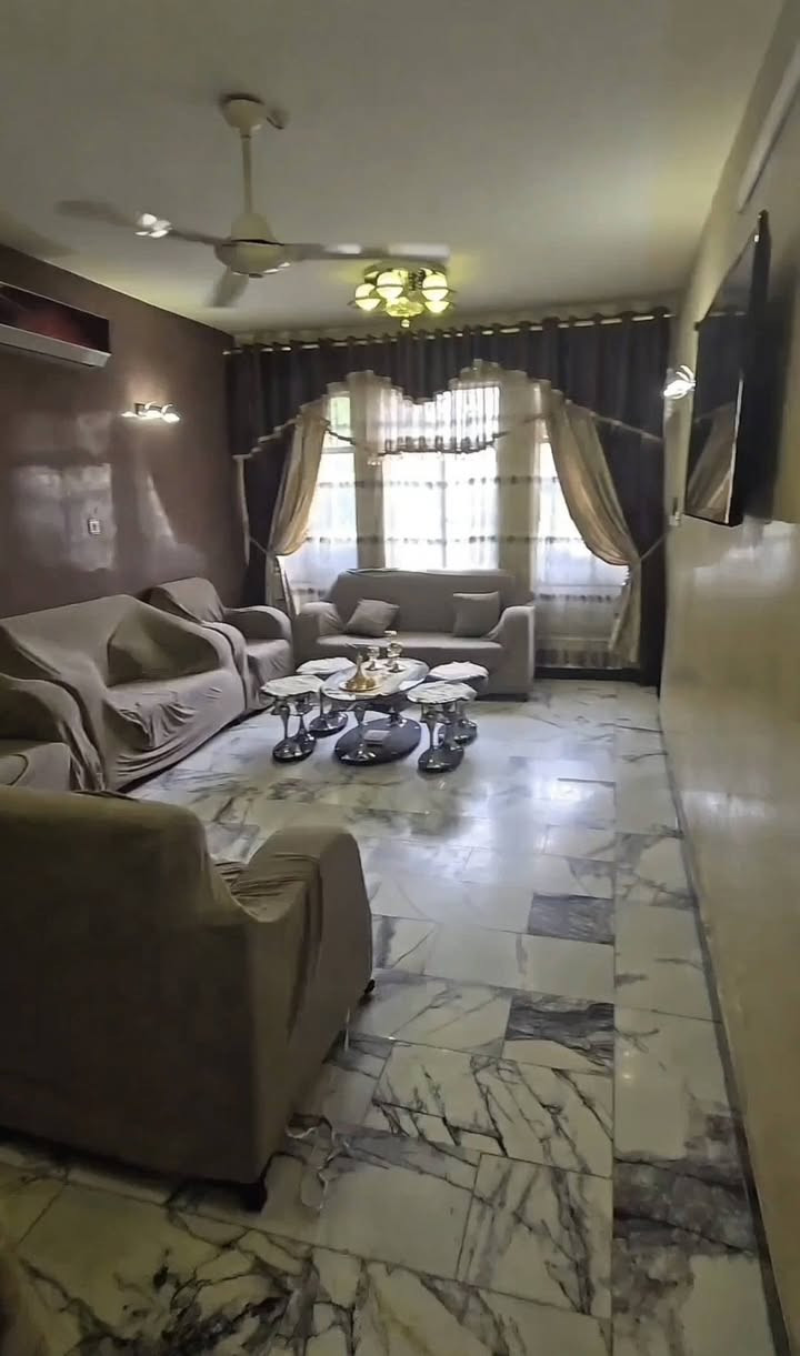 بيت بخارطة بناء جدا مميزة يحتوى على شقة داخله للبيع❗️❗️
.
الموقع: الدولعي الجديدة ( مقابل منطقة الجكوك مو جهة الحرية ) 

بسعر مناسب 

خلف الشارع العام (المكمل لشارع الحسابات)
يعني بظهر الشارع مباشرة 

مساحة الارض 200 متر سند مستقل
مساحة البناء كلش كبيرة طابقين تطلع  تقريبا 300 متر كونكريت مسلح 

البيت عبارة عن بيت وشقة 
الشقة بيها مدخلين من الكراج درج خارجي او من داخل البيت 

مجموع عدد غرف النوم 5 مساحتهم كبيرة اصغر وحدة بيهن 4x4 والباقيات كلهن 4x5 و4x6 ووحدة منهن 4x7 

يحتوي 4 تواليتات وحمامين ومطبخين 
حديقة كبيرة مساحتها 5x5 تقرييا 
كراج كبير 4x8 
ممر جانبي من الكراج الى باب المطبخ بحيث البيت ما ملتصق بالجيران (للخصوصية وعزل اكثر) 

منضومة الكهرباء مصنعه خصيصا للبيت 3 فيز نظام ريليات بورد تحويل ومنضومة حماية لكل البيت 
حتى كيبل كهرباء جاهز للمولد الداخلية الكبيرة ال 3 فيز 
وكيبل اخر للمولدة الداخلية الصغيرة 

منضومة كاميرات مراقبة 

تانكيات وسخانات عدد 2 منفصلة للشقة وحد وللبيت وحد 

جدا يناسب الي عنده عائلة كبيرة او عائلتين مثلا هو وابنه او هو واخوه 

البيت والشقة جاهزات من كلشي كبل تكعد بيه (مؤثثات بالكامل ينباعن هنة وإثاثهن) 

سبالت عدد 9 في كل غرفة دفن 
مطبخين كاملات من كلشي غرف الاستقبال والصالات غرف نوم كاملات
تجيب غراضك وتكعد مباشرة ما تحتاج تجيب وياك اي شي 

البيت باسمي شخصيا 
للتواصل:***********
