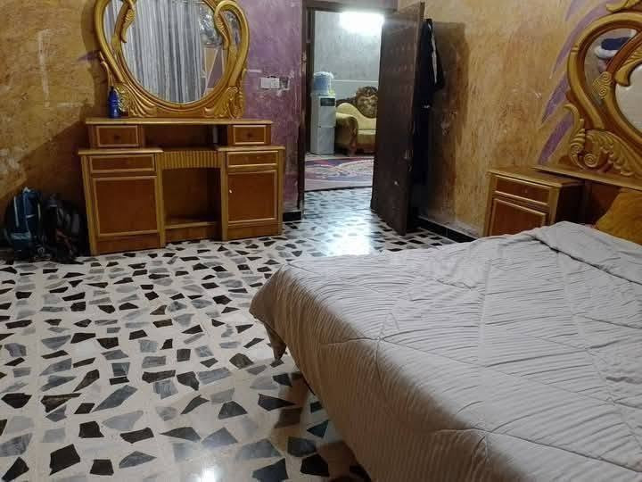 بيت للبيع ٢٠٠متر حي البساتين سند أصفر بظهر المختار علي العكيلي يحتوي على غرف عدد ثنين استقبال كبيره ومطبخ كبير وبيتونه كبيره  ومخزن وترك وصحيات البيت مرمم من جديد مي مجاري كاشي وتعديلات  عالي على الشارع وبي سطحين وطرمه كبير الستفسار على الرقم ***********
