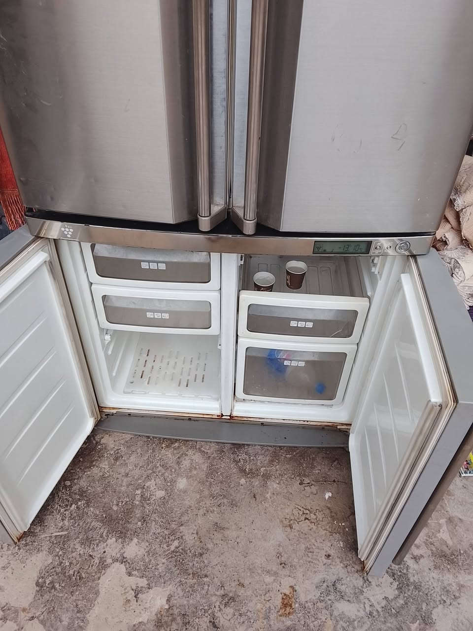 سلام عليكم ثلاجه 4 بيبان نوع
نوع SHARA بخاخ 

حجم 32 عائليه 

 شغاله وخير من الله تجي وتفحص 

وتاخذها من البيت مكاني بغداد الراشديه  
 ***********
