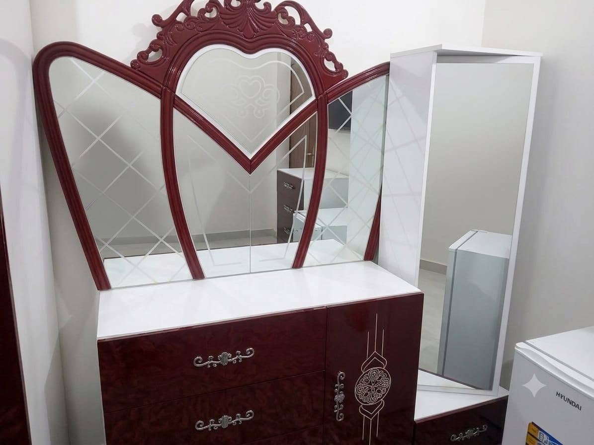 غرفة نوم للبيع جاهزه من كلشي مابيها اي اضرار نضيفه جدآ  بعدها جديده حته الانارة شغاله اخذتها بمليونين رايدها ب٨٠٠ الف مع دوشك طبي درجه اولى سعره ٢٠٠الف 
مكانها مدينة الصدر هاتف ***********
