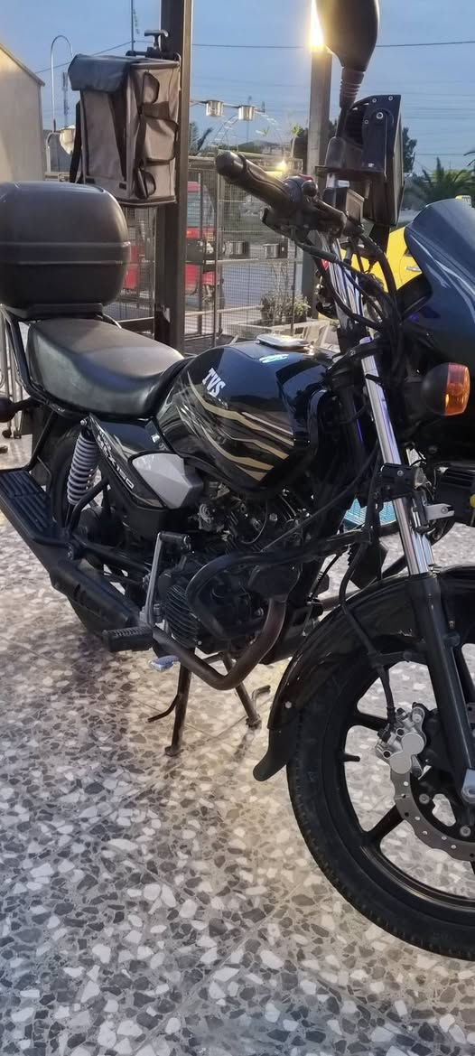 سلام عليكم
دراجة TVS موديل 2023
دراجة نضافه 100%
درنفيس ممدود عليها 
مرقمة رقم وسنوية تحويل ثاني يوم 
الدراجه ماشية 7000 يعني اخت الزيرو 
سعر 25000 مليونين وخمسمية وبيها مجال 
رقم  ***********
